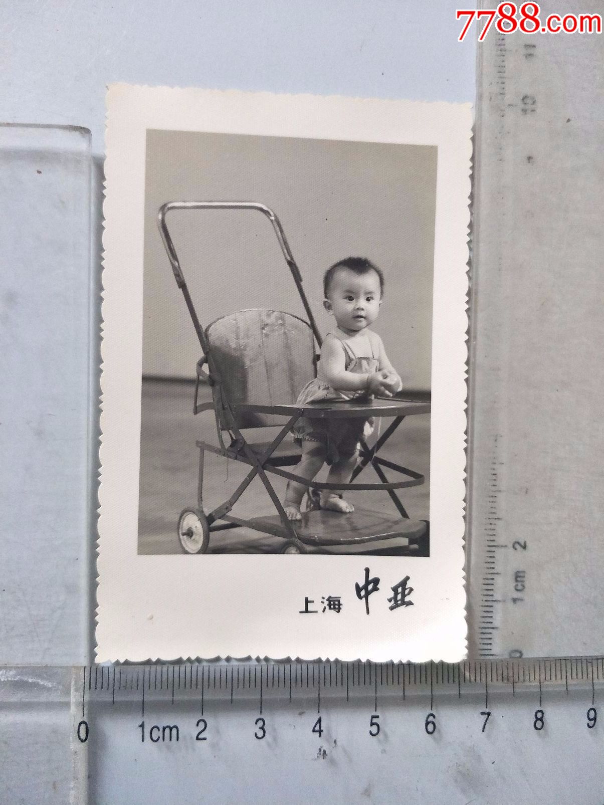 小宝宝站立在婴儿车老照片