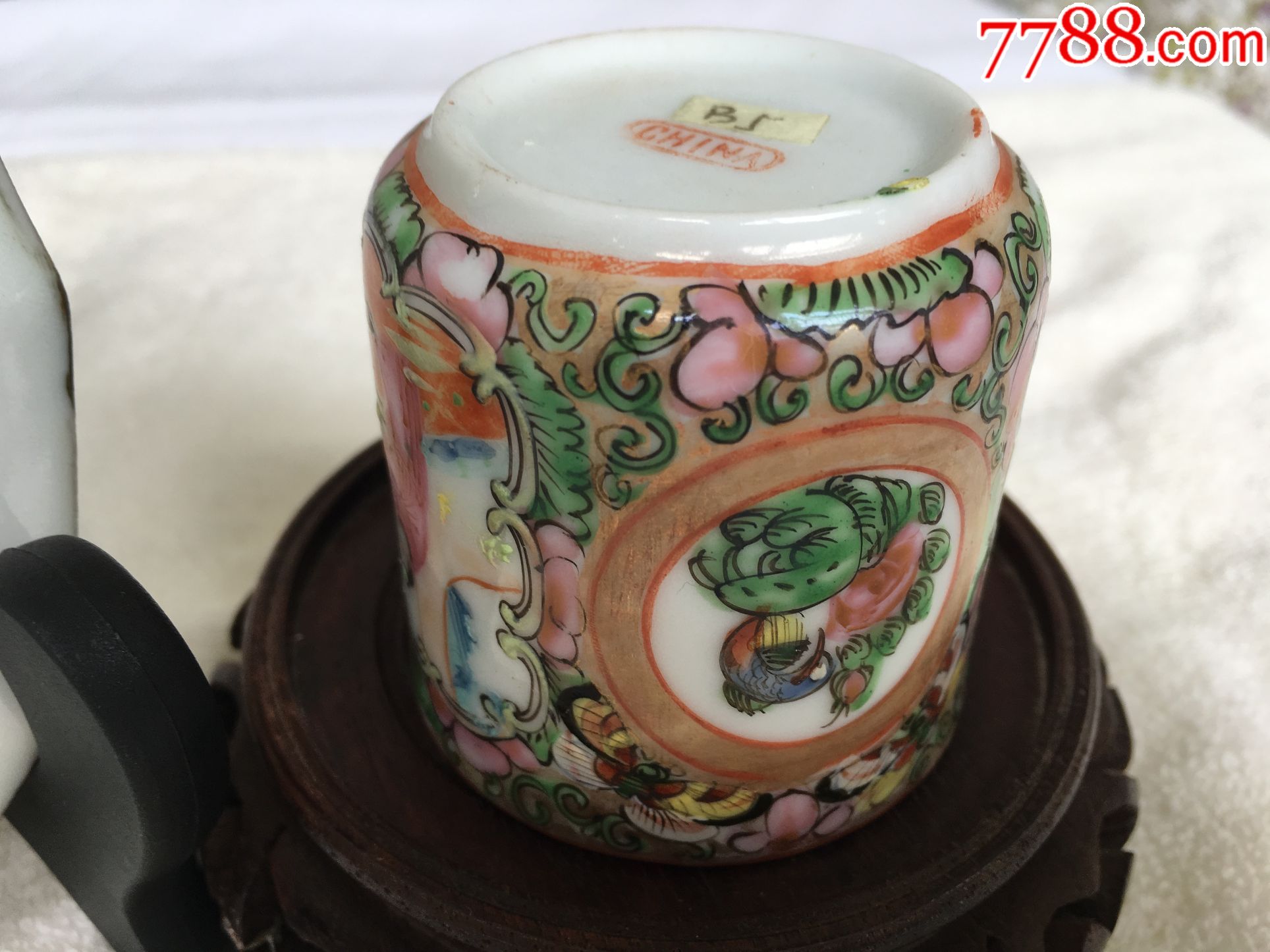 清代中期广彩外销人物瓷器盘,杯一套