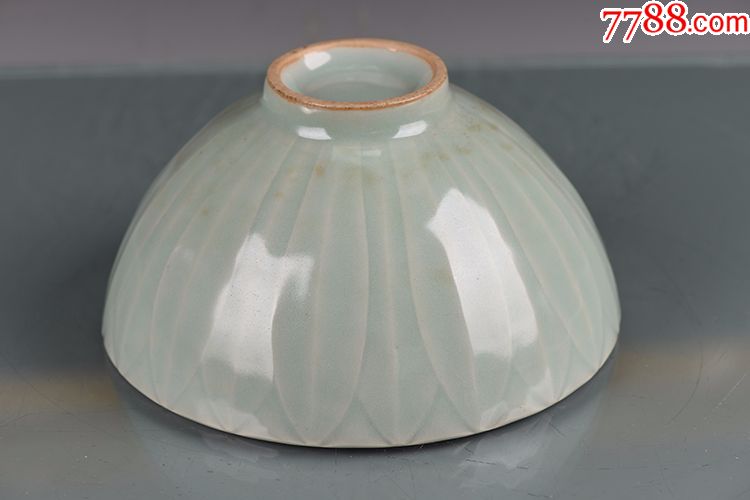 宋代龙泉青瓷莲瓣纹莲花碗