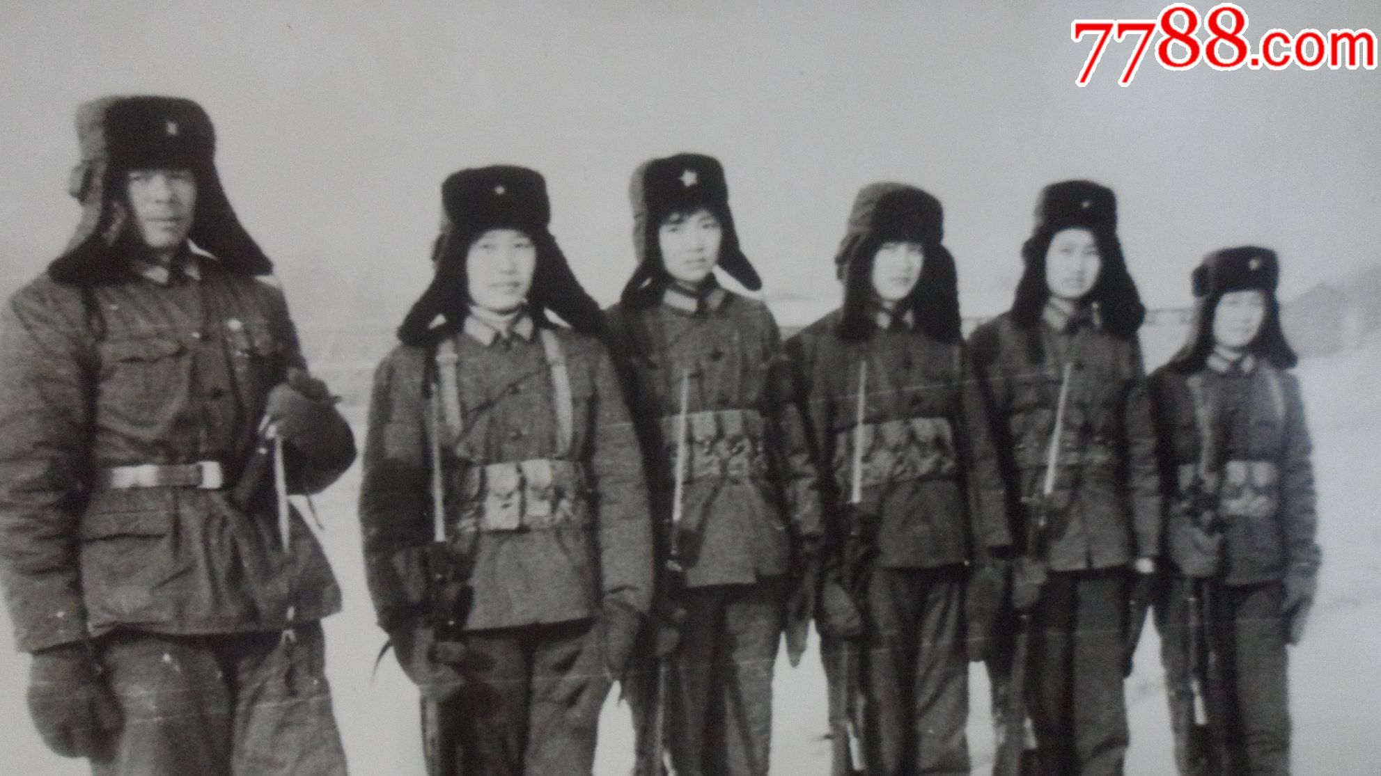 漂亮女兵全副武装,冰天雪地接受训练,10.5厘米-13厘米
