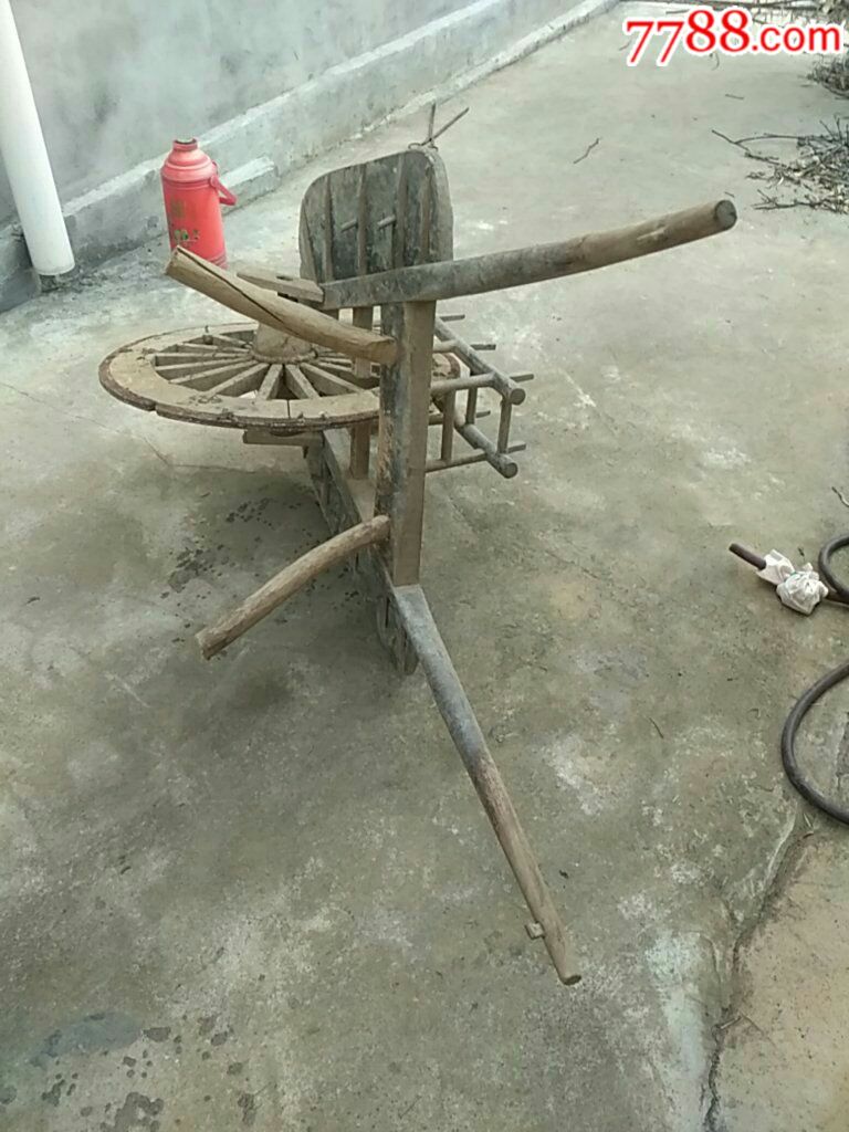 旧木轮手推车