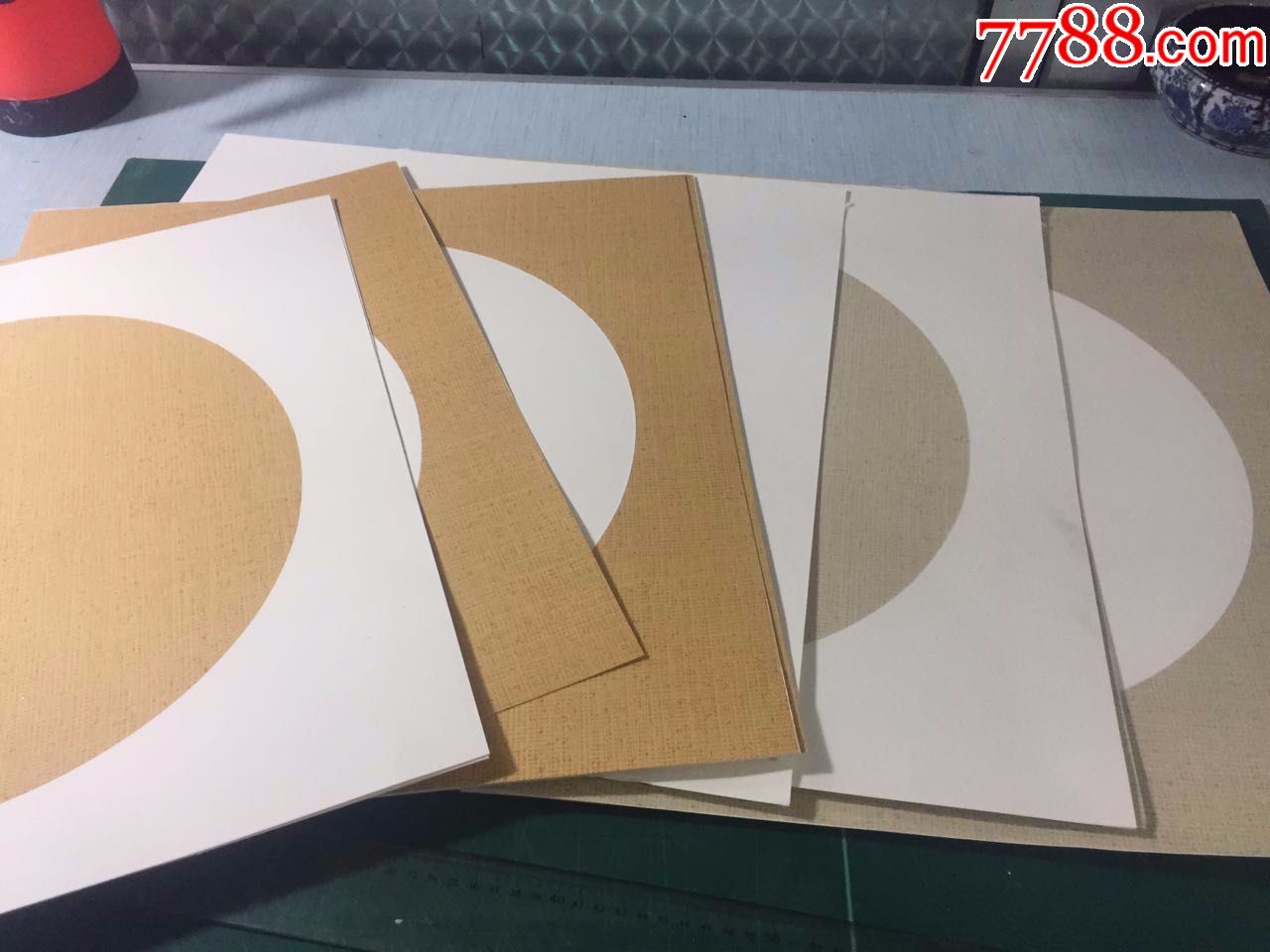 传统手工装裱制作高档宣纸空白立轴、卡纸、圆形、扇形、方形、椭圆形、等等,接受订做、只做传统工艺、订购数量过多的客户,请稍等几天发货,因为我们需要传统手工制作。我们制作选用传统手工手工宣纸、生宣、熟宣、半生半熟、仿古宣、色宣等等、可以根据客户需要定做。微信电话18345540567