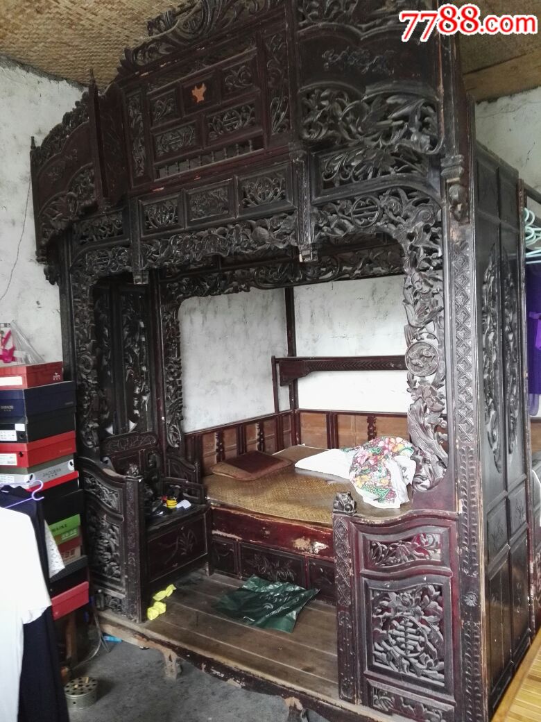 雕花大床