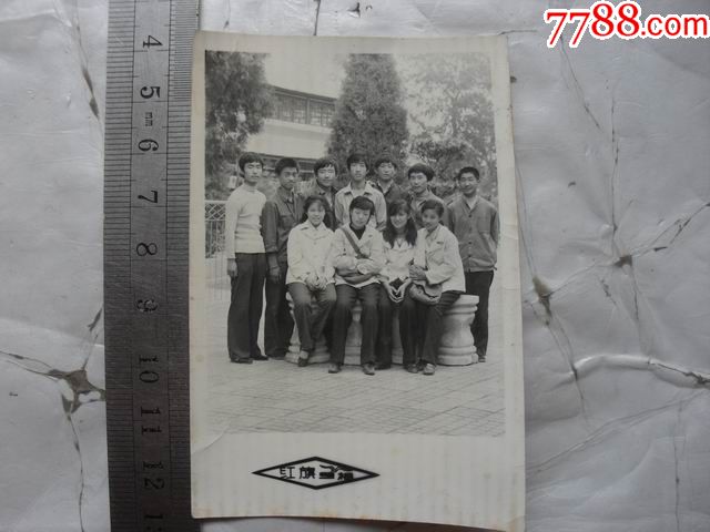 男女同学合影照