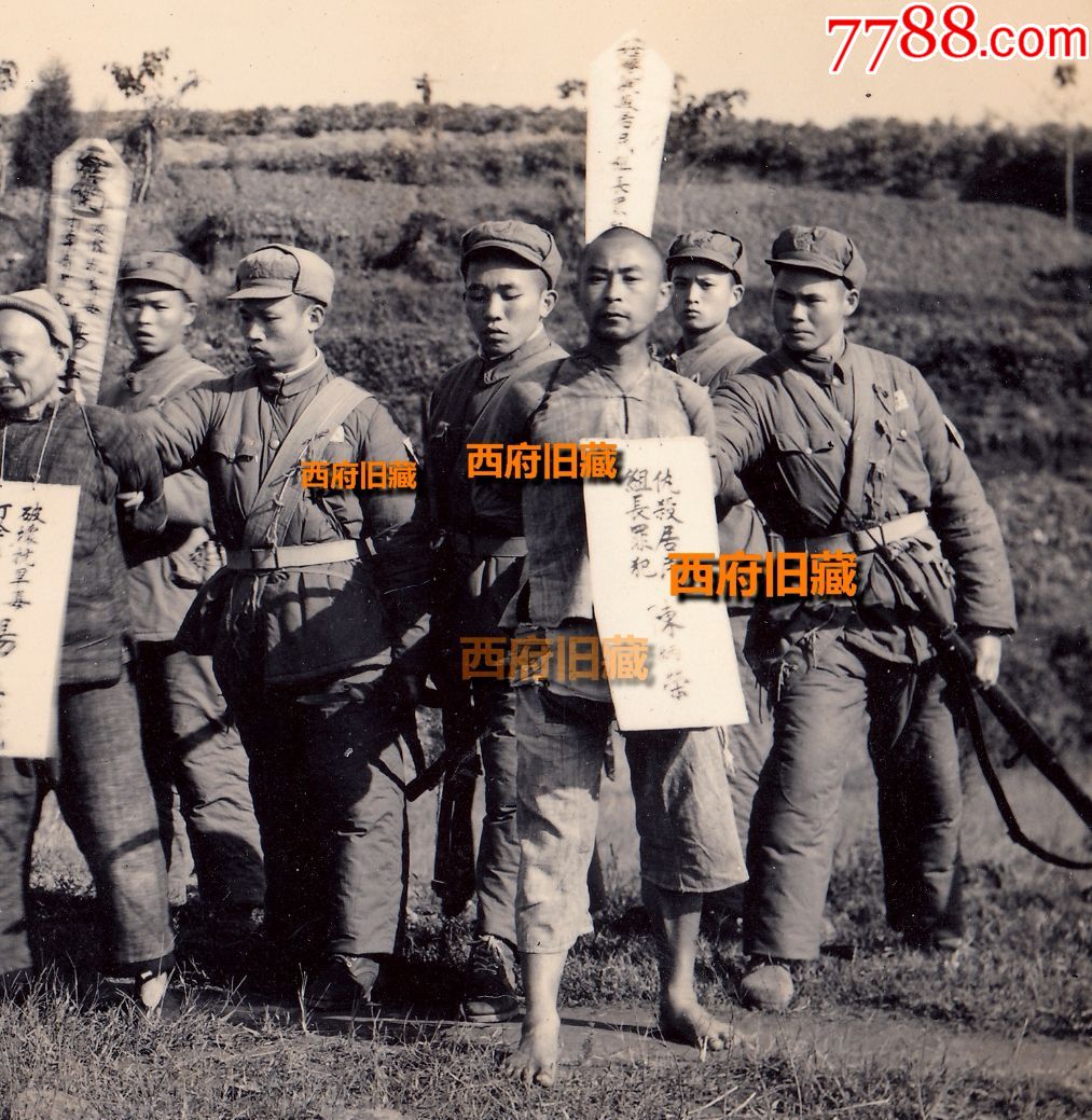 建国初期,执行犯人前的珍贵老照片,摄影师估计要犯错误,把"敌人"拍的