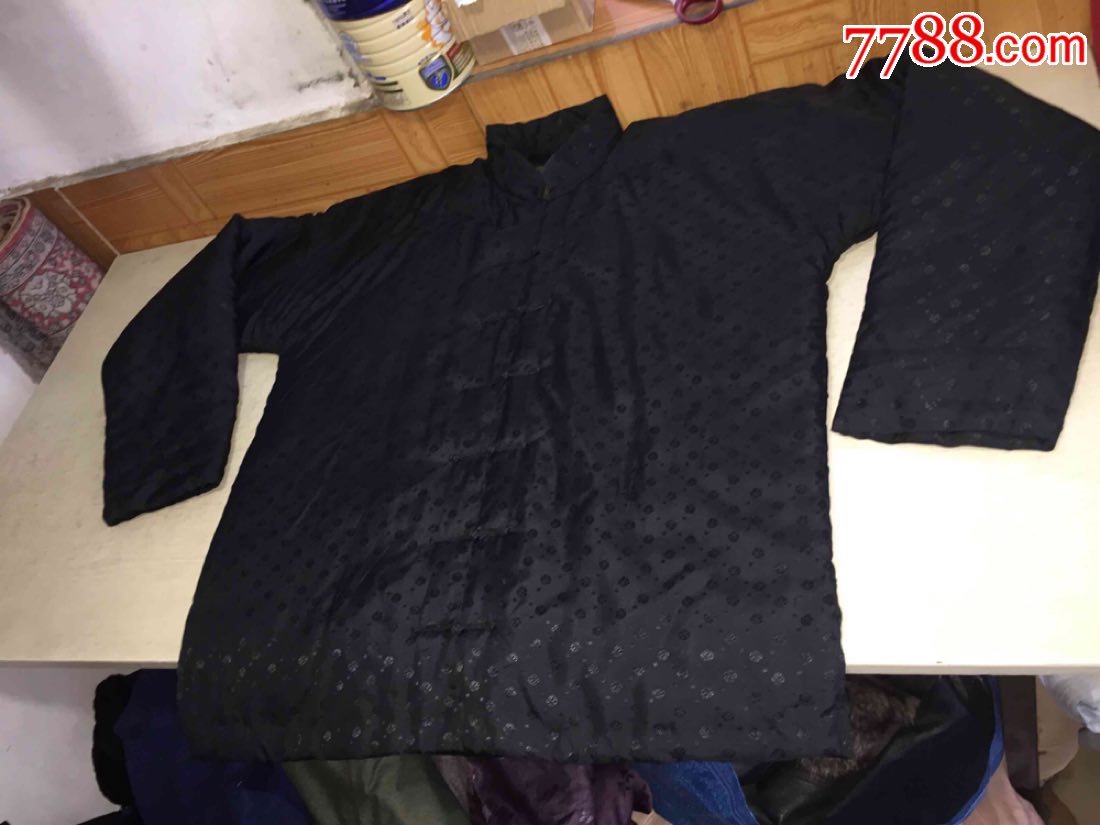 新的对襟黑色绸面盘扣棉袄