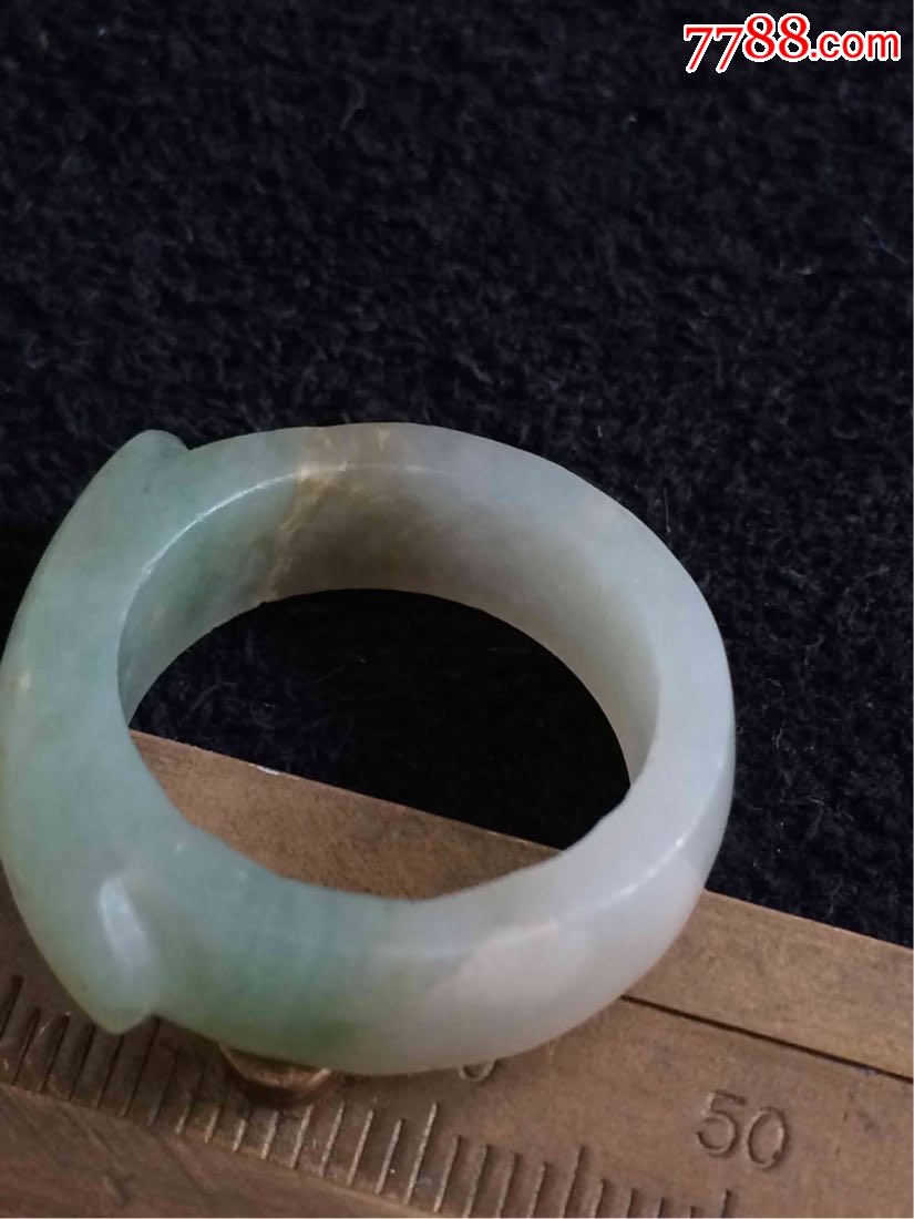 清代老翡翠,老玉!戒指轻微皮纹,指径小!水头不错!