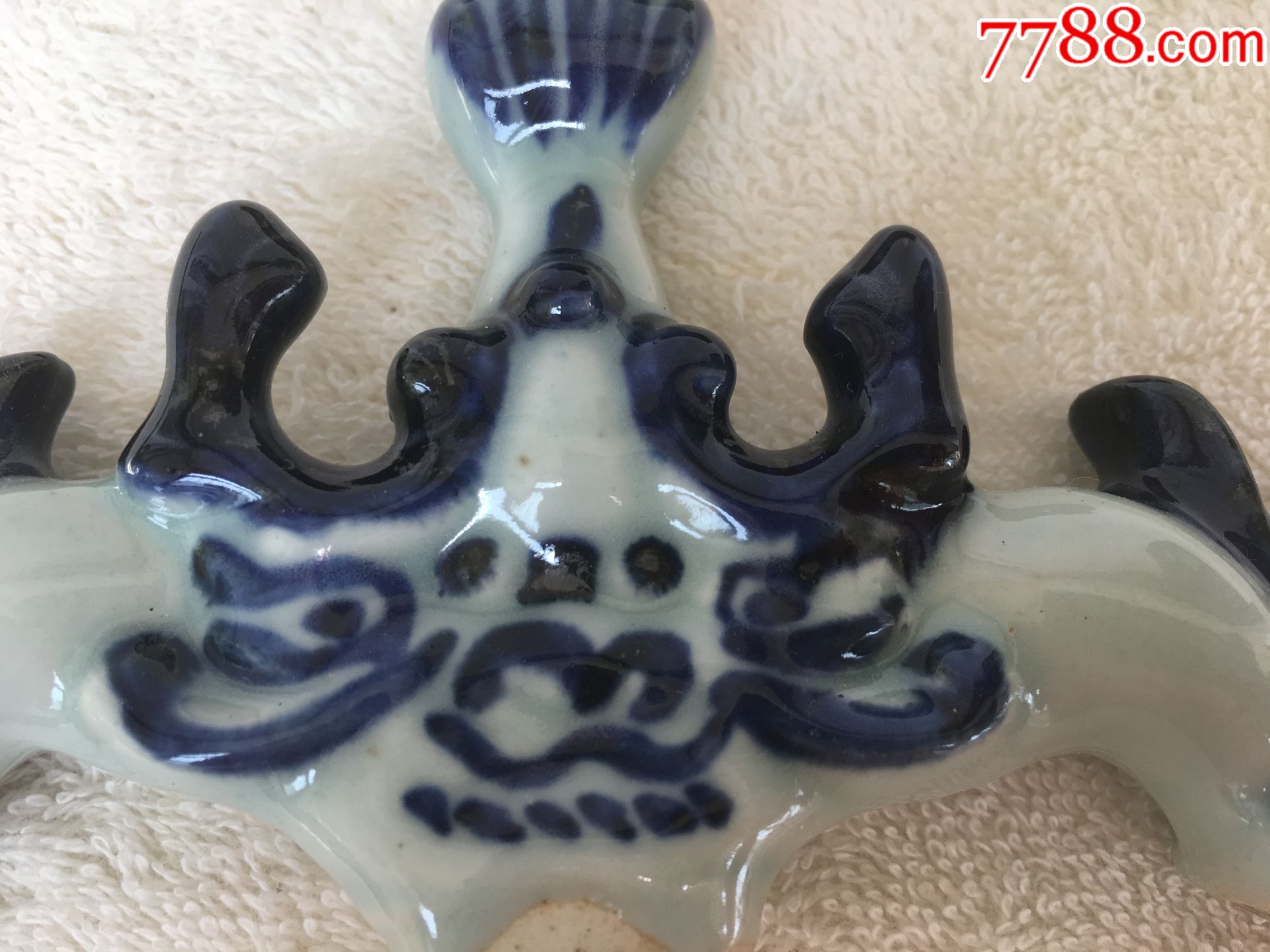 清代中期青花手绘青花花卉瓷器笔架一件,全品