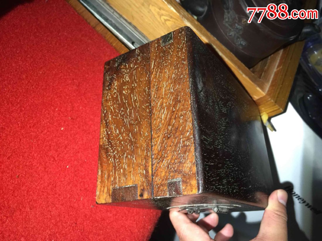 老画家转让老金丝楠木铜扣文房盒,长约20厘米,密布牛毛纹,多鬼脸,包浆