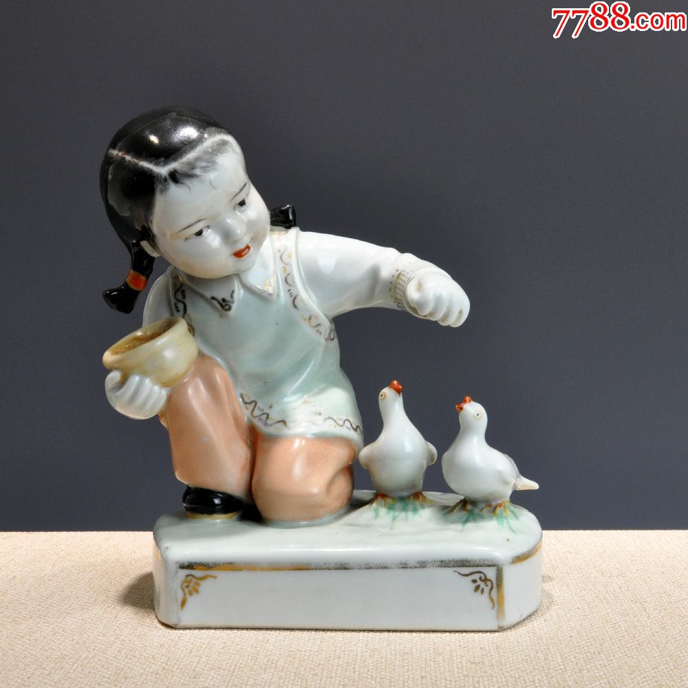 景德镇精品瓷塑:喂鸽子(带底款)