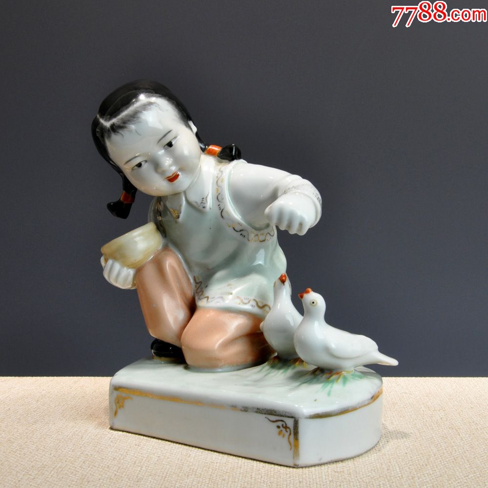 景德镇精品瓷塑:喂鸽子(带底款)