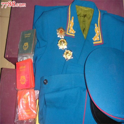 55年授衔的校官礼服红军大校的《校官礼服》