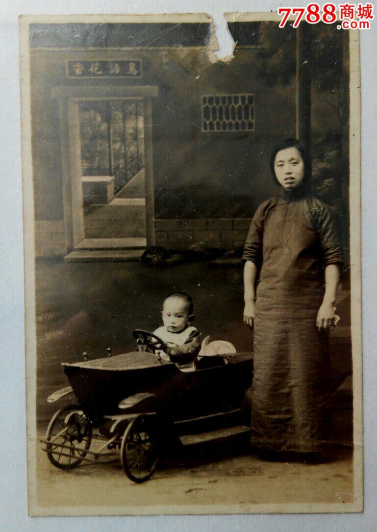 中西合璧经典民国初年老照片"穿长袍的母亲与开小汽车