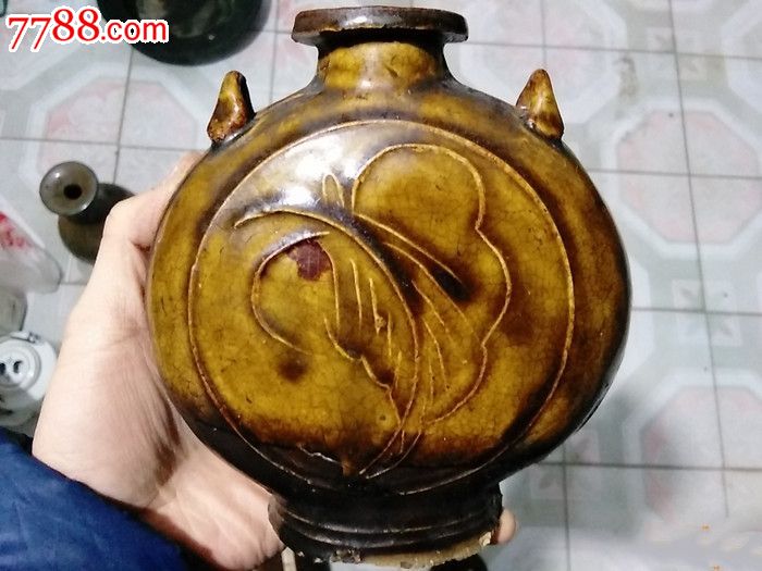 清代黄釉双系叶纹扁壶