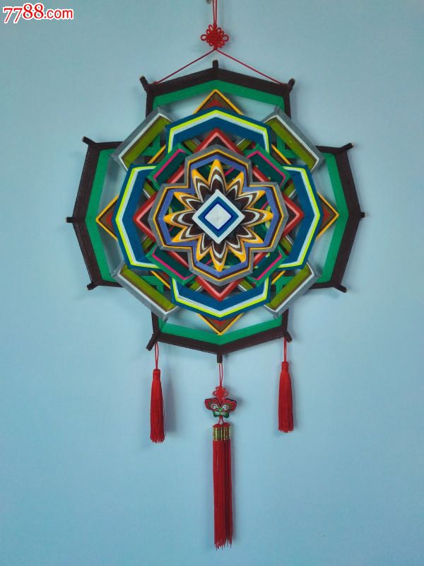 "莲花"分型艺术为美国艺术家杰伊.莫勒首创,是用毛线和圆木棍缠绕而成的手工艺术品。本人经多年探索和实践,结合中国少数民族传统纹饰和藏传佛教沙画艺术,开发出适合我国国情的毛线缠绕手工艺术品。作品中心多为莲花形状,因此而得名。莲花在中国民间有着纯洁与高雅,清静和超然的寓意。是至清至纯吉祥平安的象征。图案色彩丰富,炫丽多彩,不掉色,不褪色。作品直径50厘米,加穗长约90厘米。