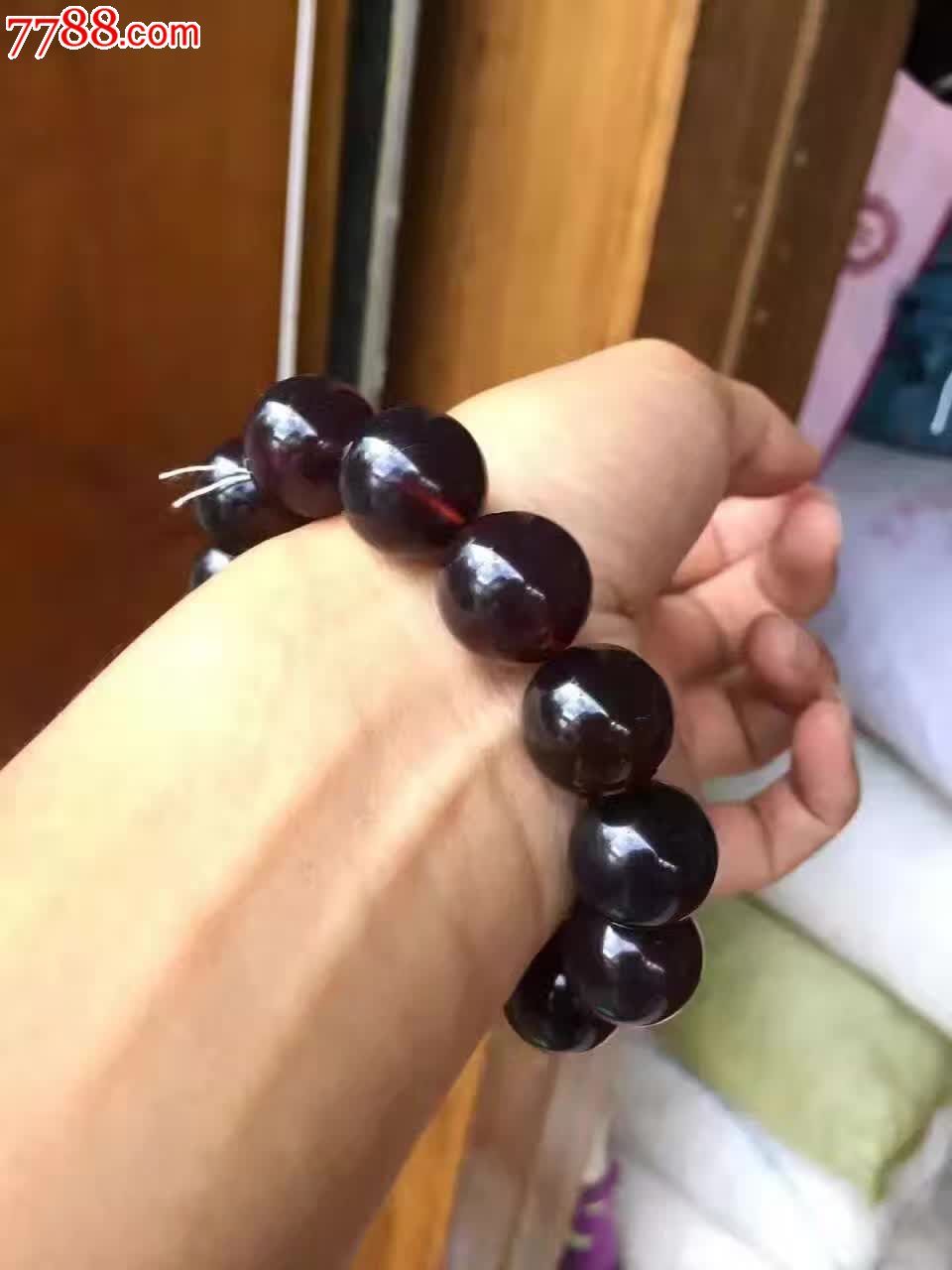 血珀磨出翳珀手串很红
