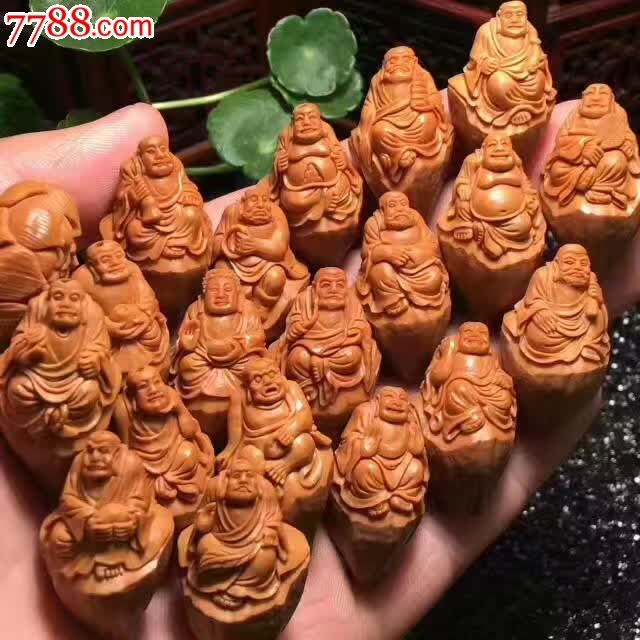 整身罗汉盘腿在木桩上