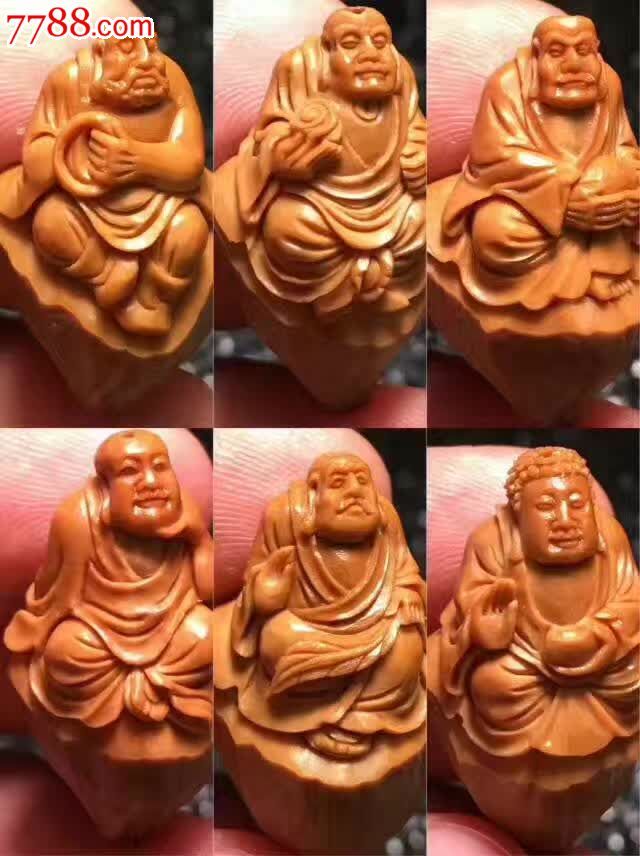 整身罗汉盘腿在木桩上