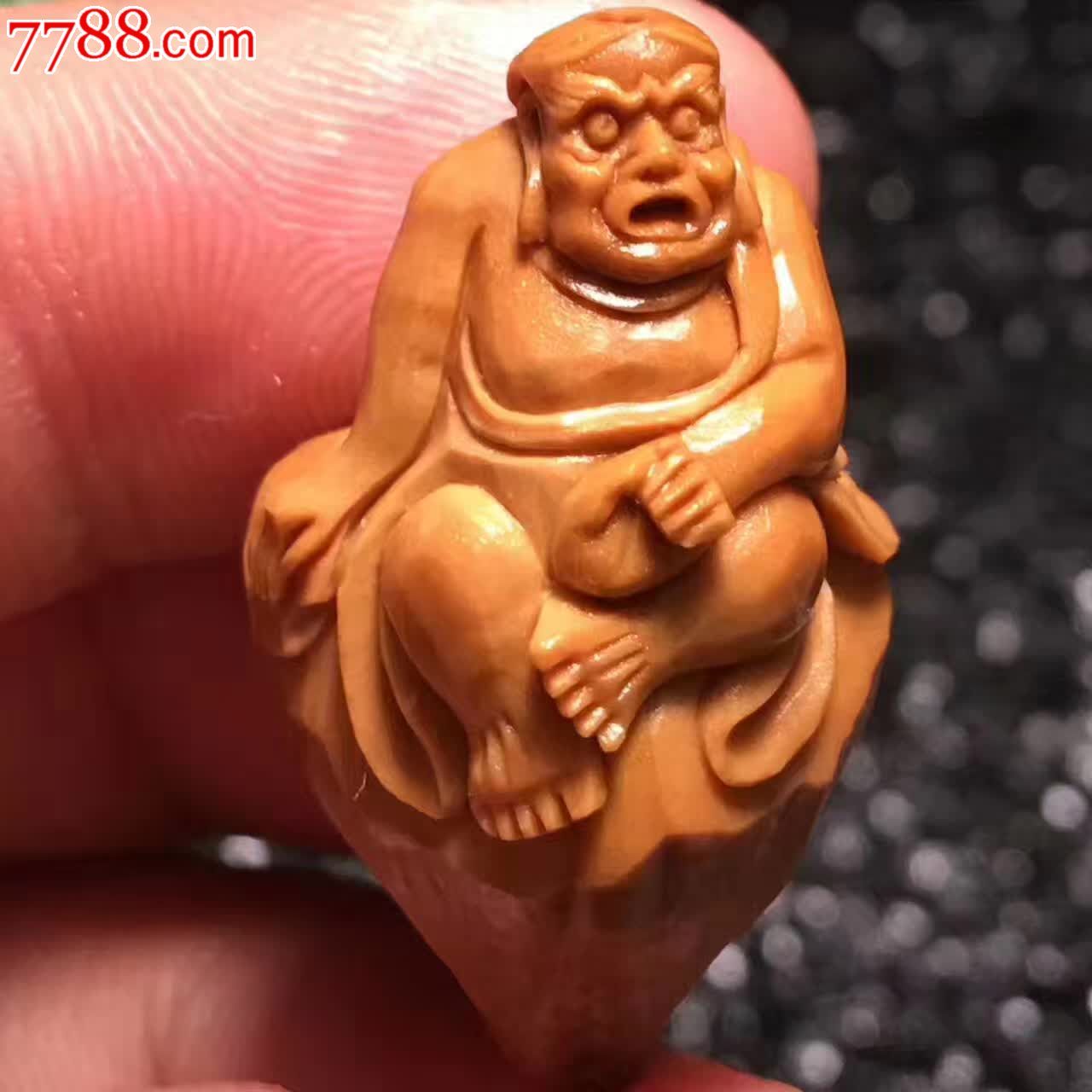 整身罗汉盘腿在木桩上