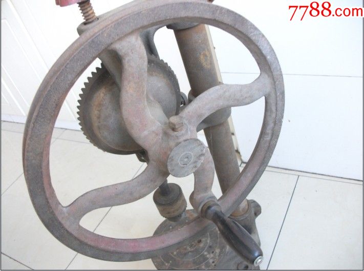 二手老手摇台钻,1971年,工作台支臂有处补焊,11177