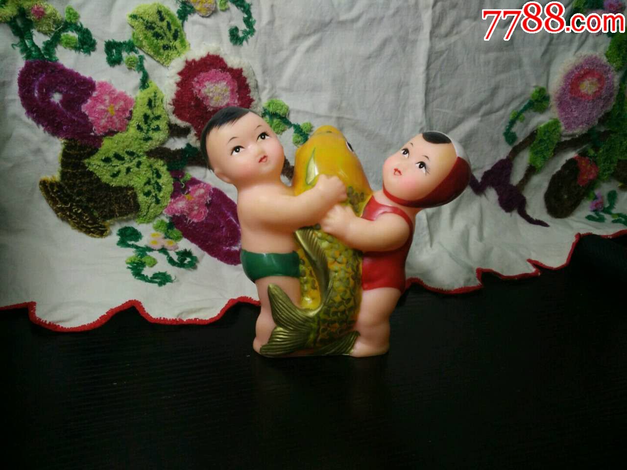 文革胶皮玩具娃娃抱鱼