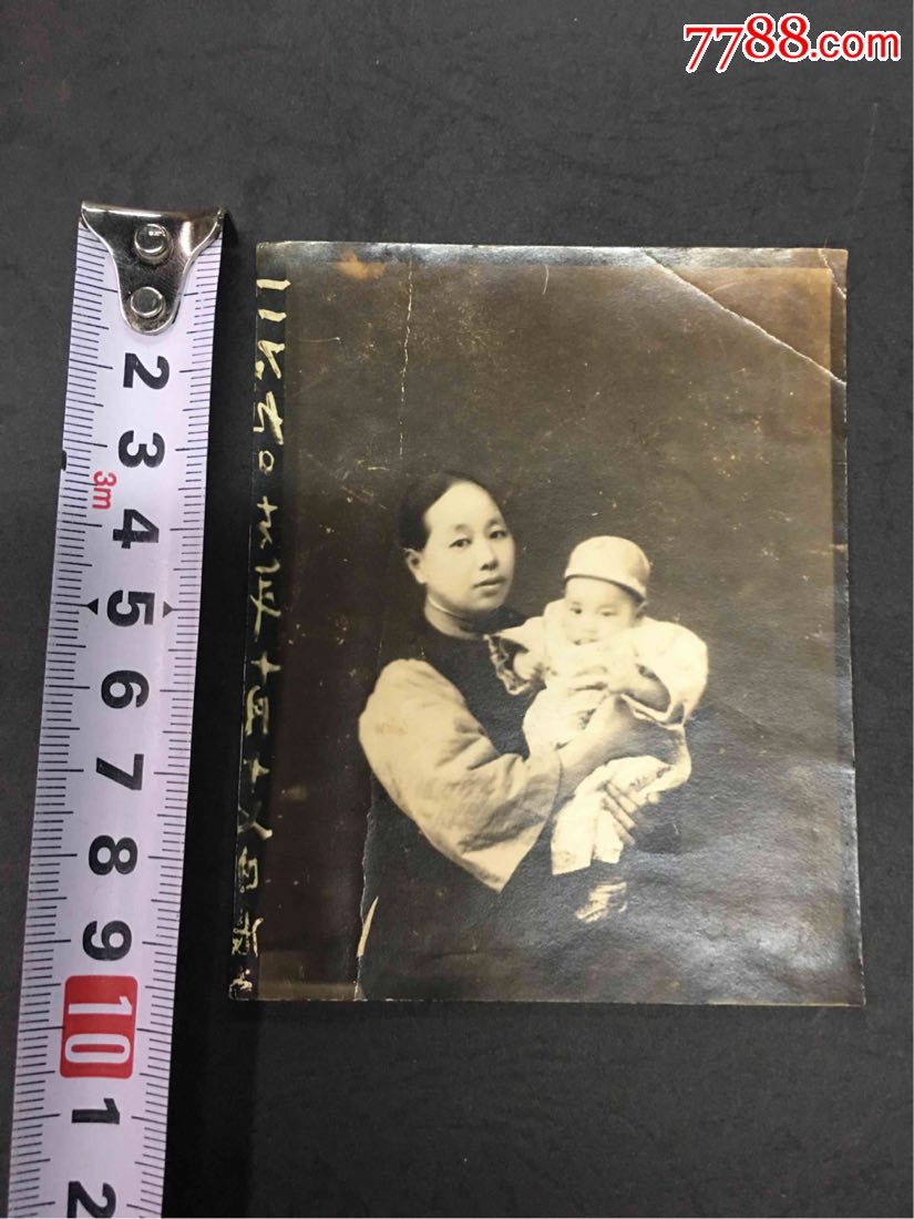 民国贵妇抱孩子.