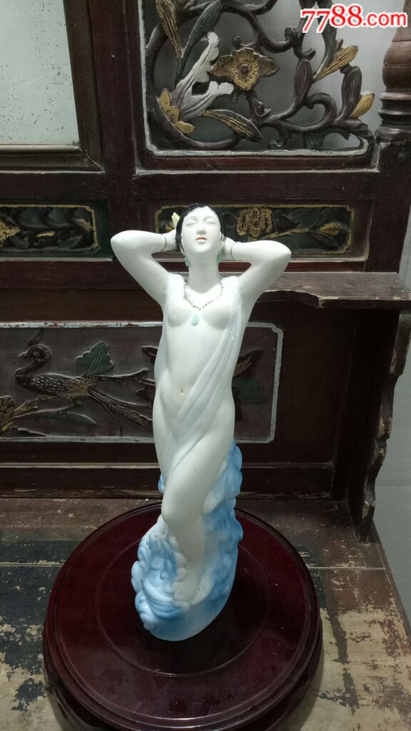 醴陵老瓷器1976年陶研所出品釉下漂亮精美的"美女出浴瓷塑"