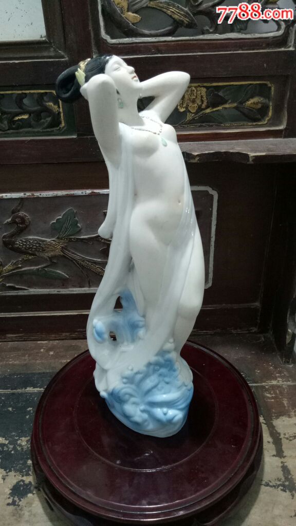 醴陵老瓷器1976年陶研所出品釉下漂亮精美的"美女出浴瓷塑"