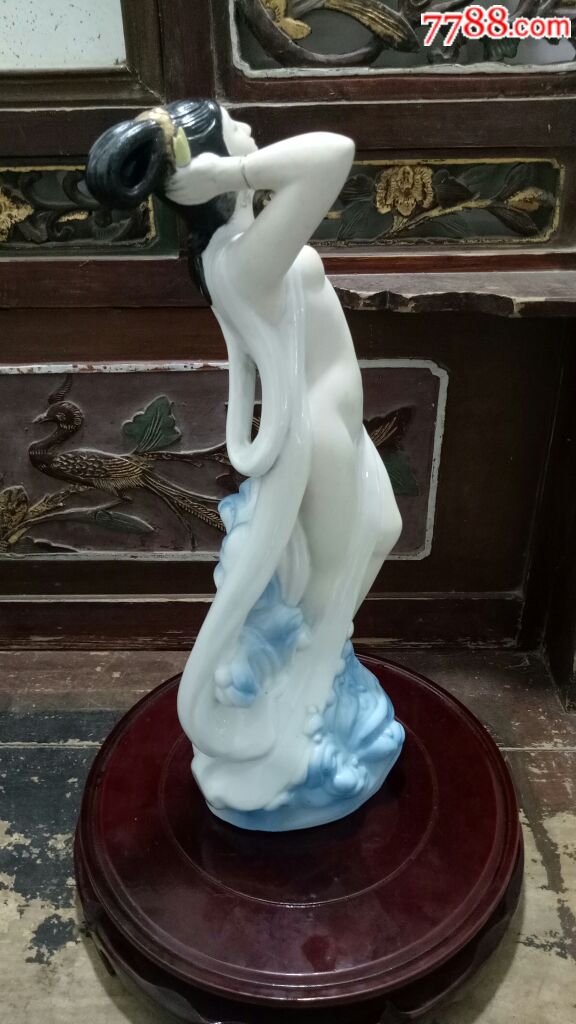 醴陵老瓷器1976年陶研所出品釉下漂亮精美的"美女出浴瓷塑"