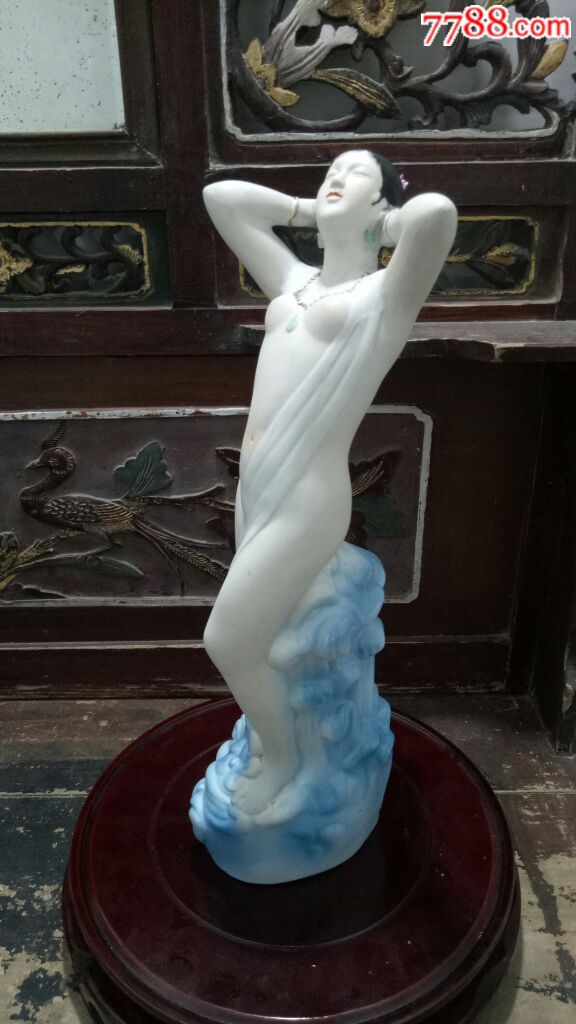 醴陵老瓷器1976年陶研所出品釉下漂亮精美的"美女出浴瓷塑"