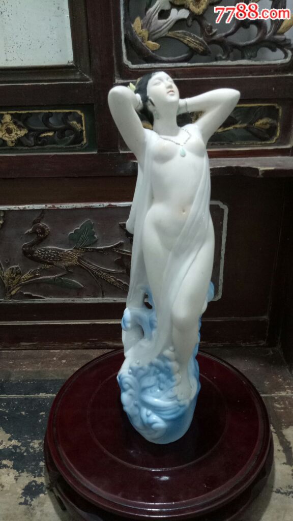 醴陵老瓷器1976年陶研所出品釉下漂亮精美的"美女出浴瓷塑"