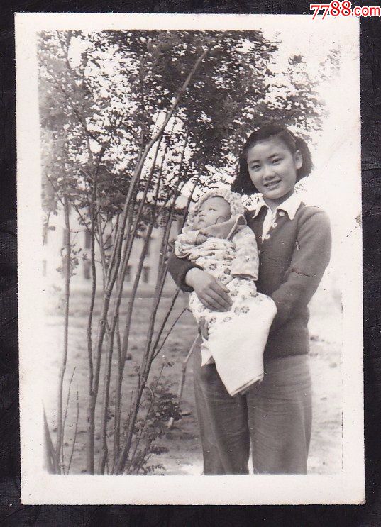 儿子抱老母亲的照片图片