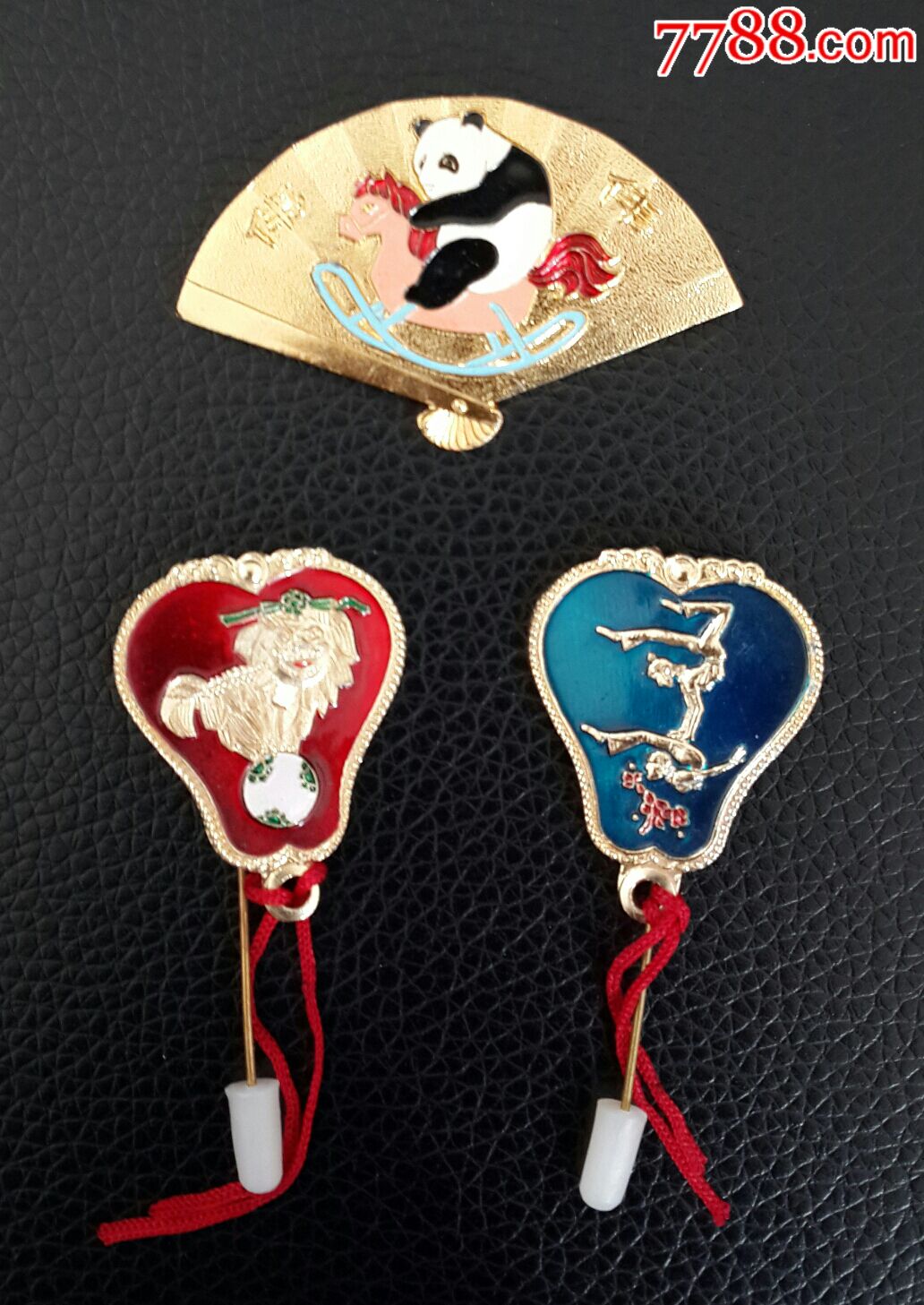 扇形系列章:《上海杂技团-熊猫伟伟舞狮软功》3枚合售,附珍贵资料及