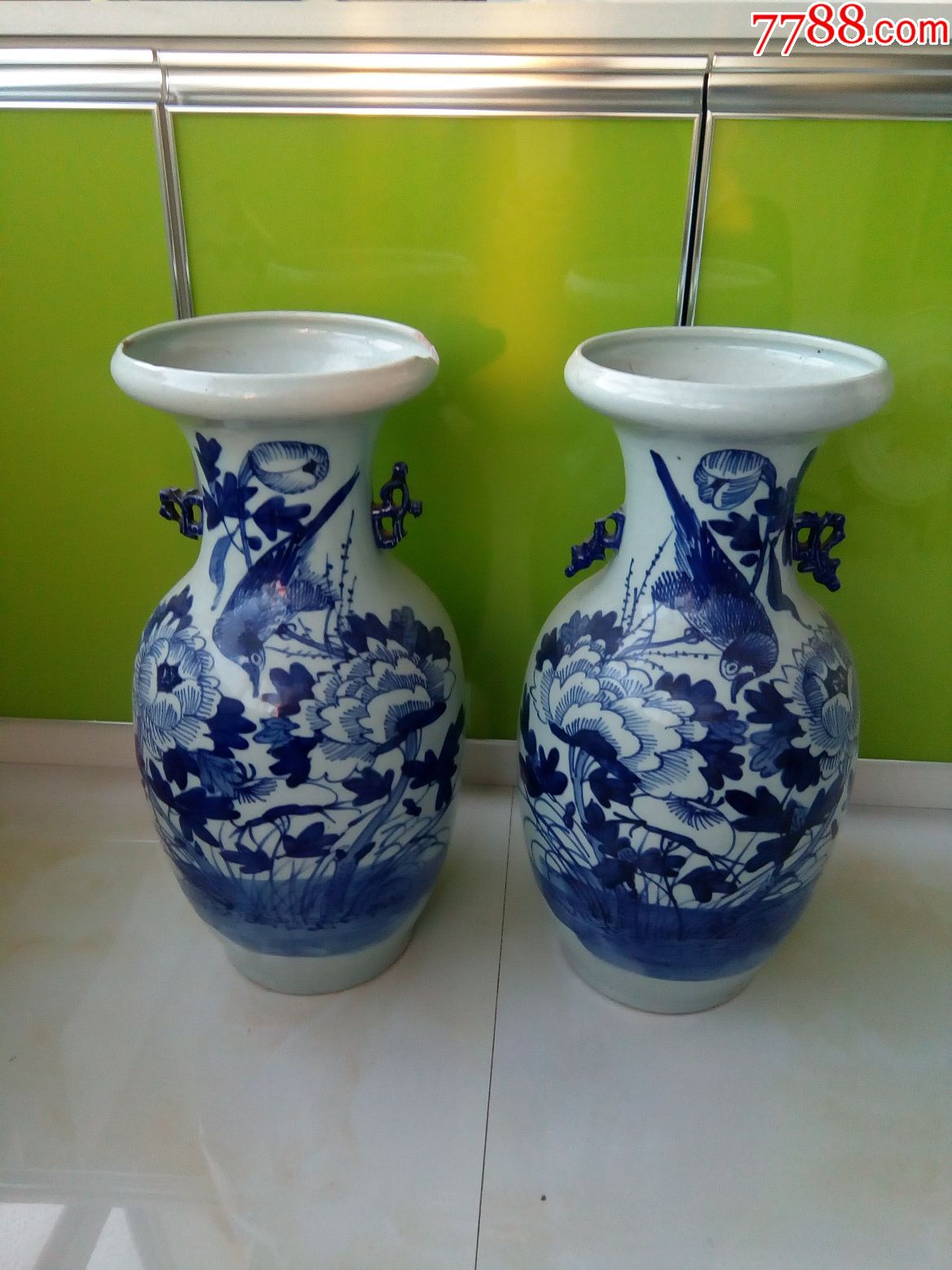 甩一对民国花鸟胆瓶