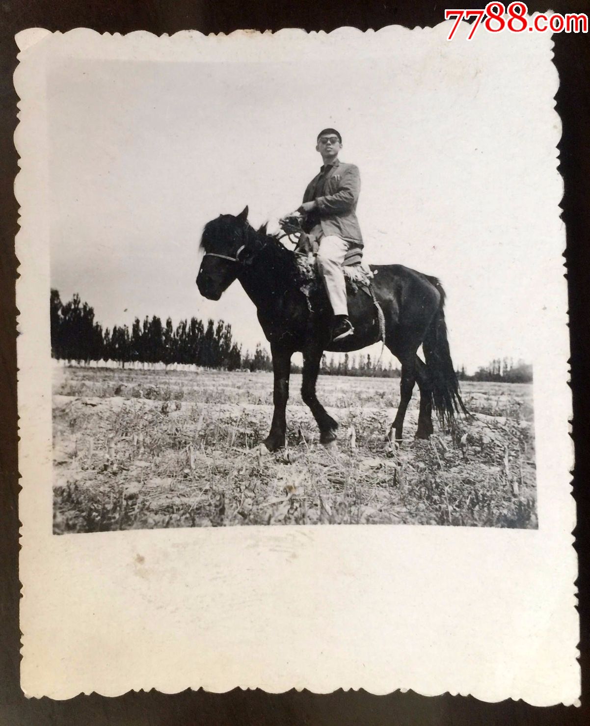 早期骑马的男子照