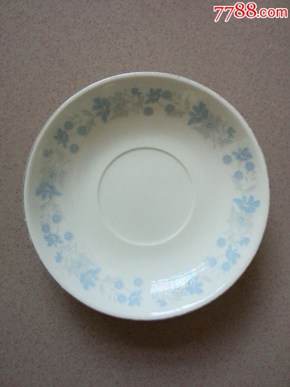 中国博山制造一个漂亮的小瓷盘