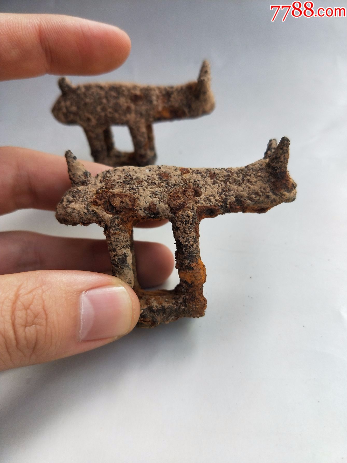 年份很好的老铁牛一对