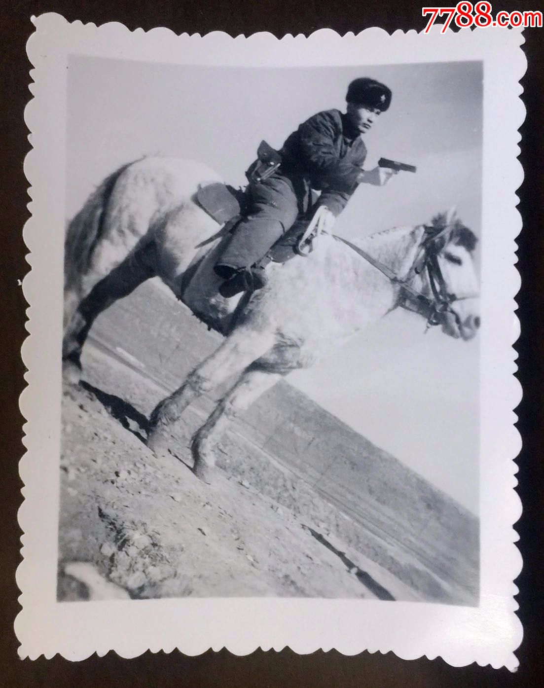 解放军骑马老照片图片