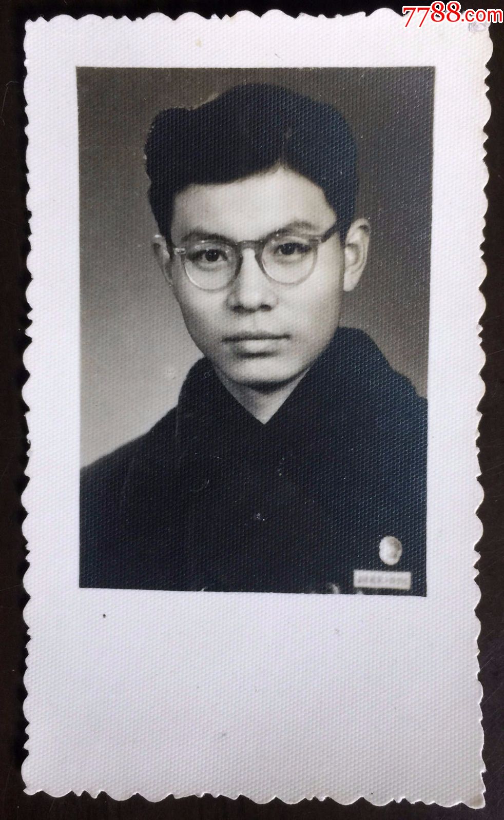 建国初戴眼镜的男子照