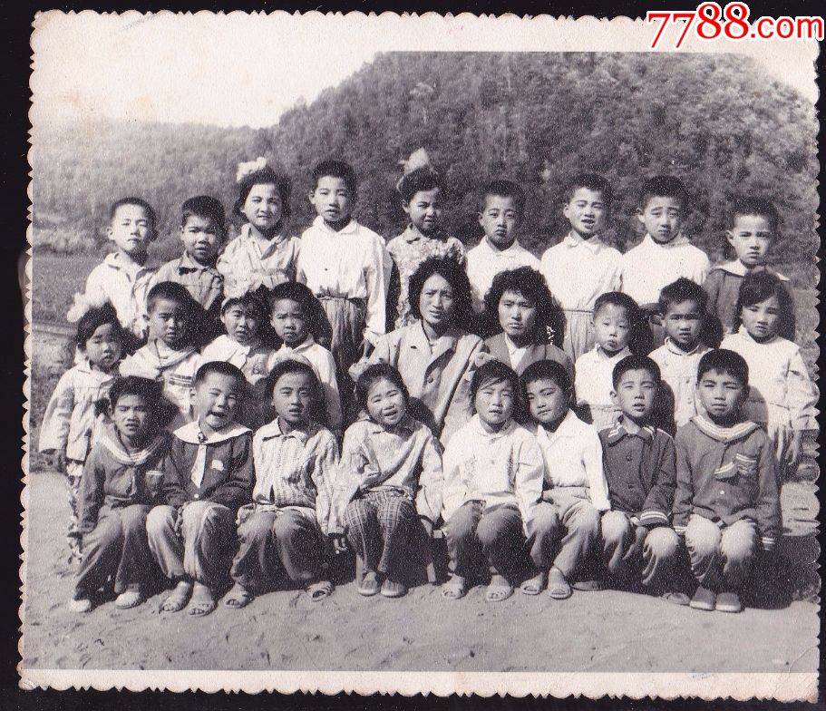 山区幼儿园郊外合影