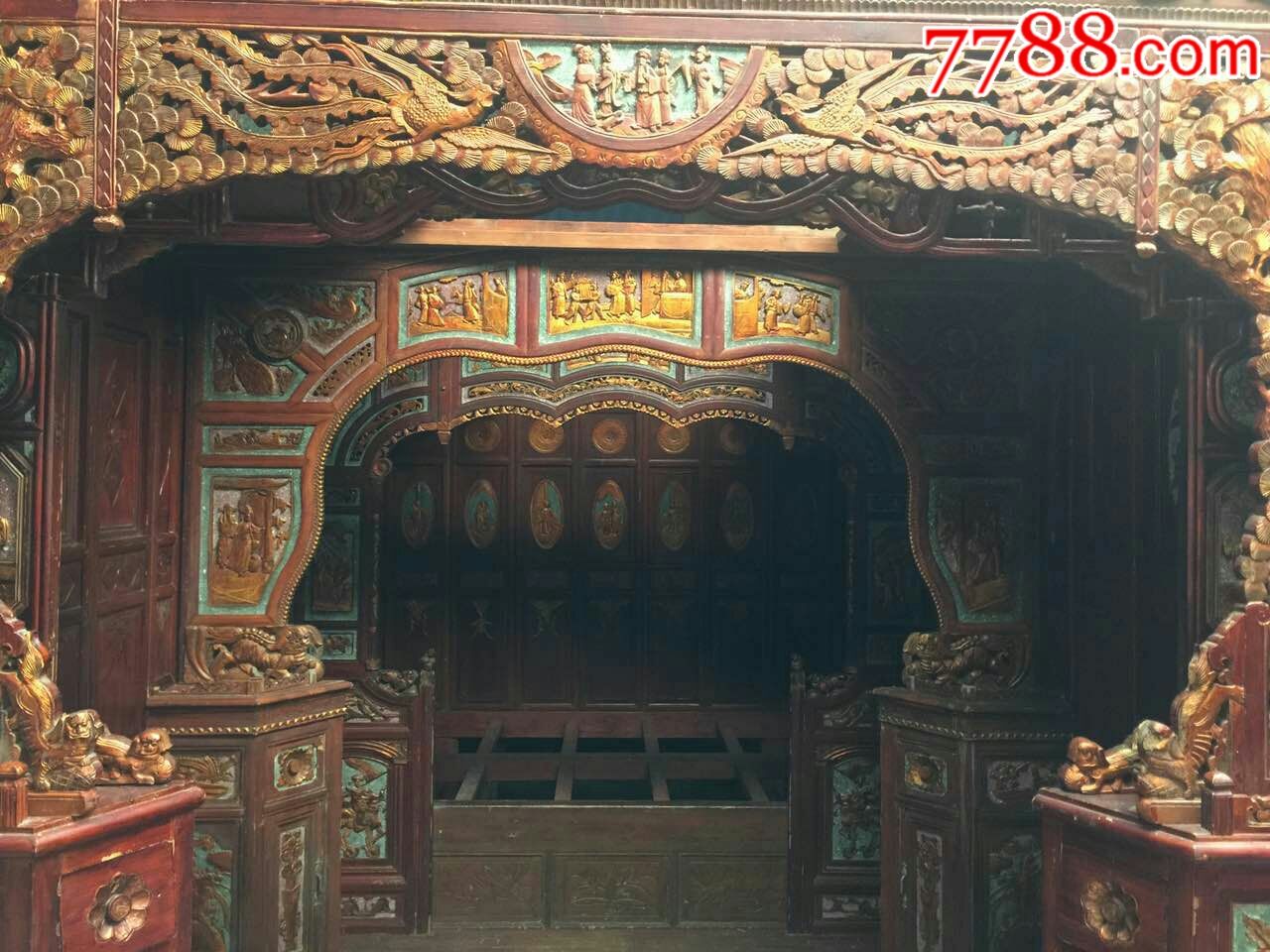 民国鎏金雕刻三进拔步床.工艺精美细腻雕刻内容丰富.品相完整包老.