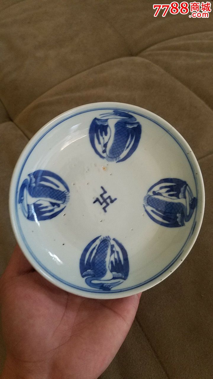 清-玩玉款团鹤万字纹青花盘