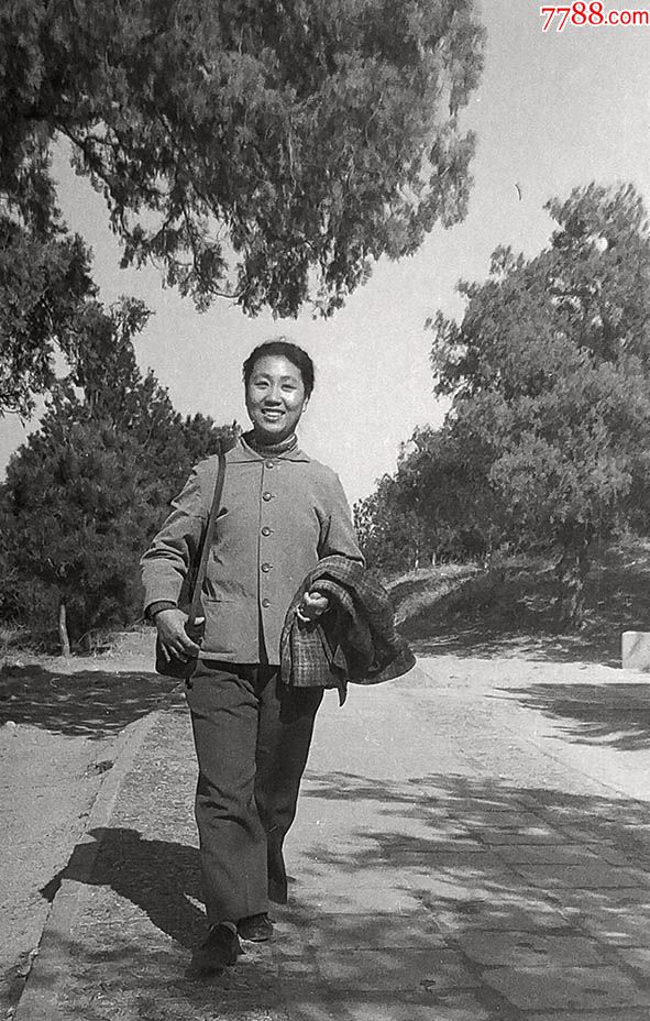 走路的姑娘【135老底片】_老照片_藏来藏往【7788收藏__中国收藏热线