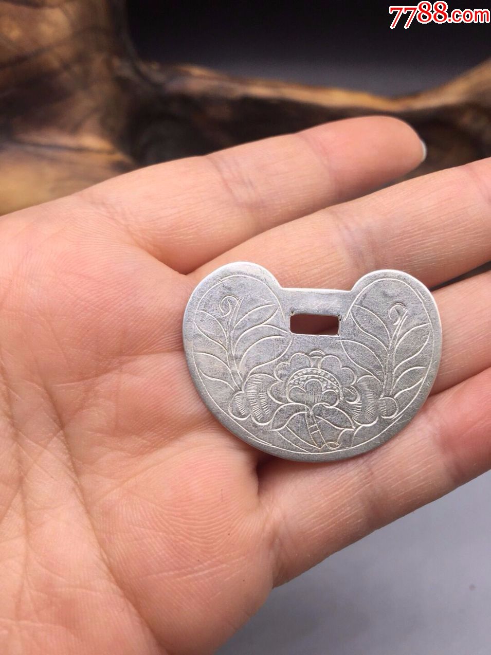 老银日月仝年牡丹锁片,尺寸3.5*2.5厘米,银质好,双面工