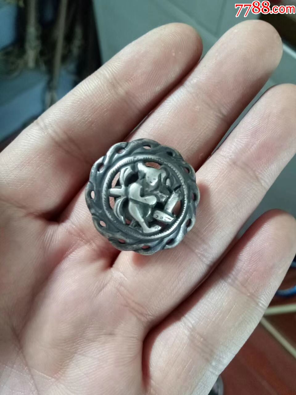 镂空人物老银扣子