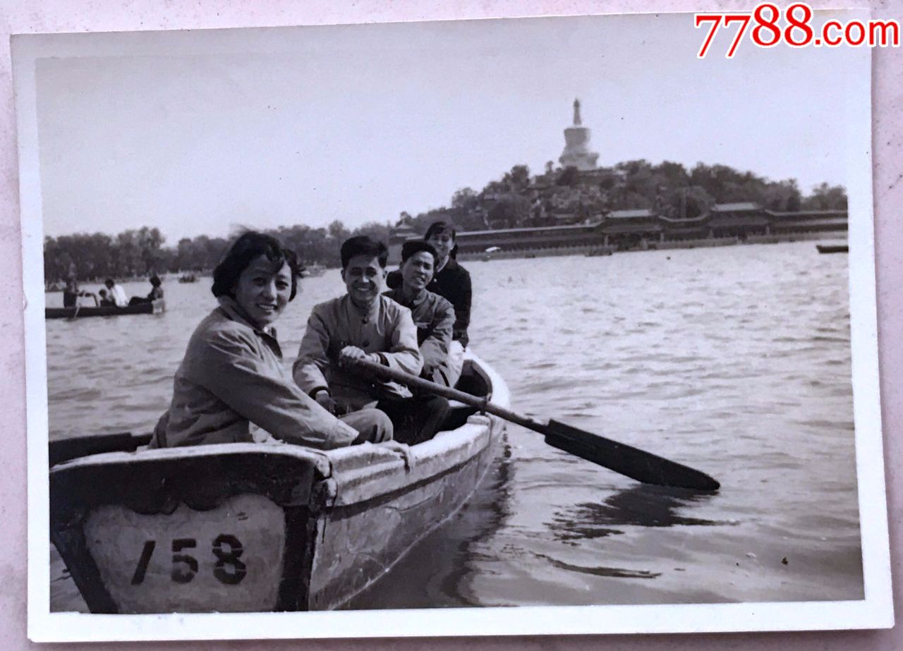 建国初在北京北海公园划船时合影照