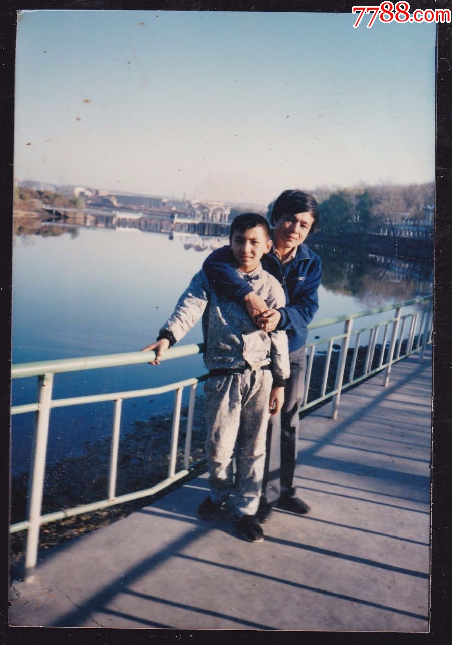 父子桥上合影