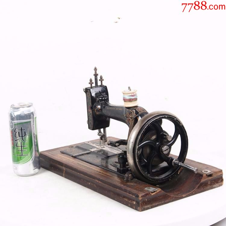 20世纪早期西洋古董欧洲老式齿轮传动手摇缝纫机带箱配件全8品