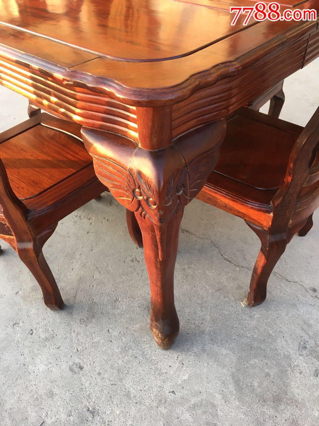 七八十年代花梨木雕刻象腿餐桌五件套,做工精细,包浆浑厚,纹理清晰