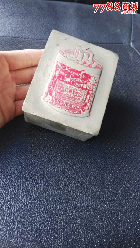 铜制的烟盒少见,也有人说这是香烟广告"名片盒",民国大品牌"三炮台"